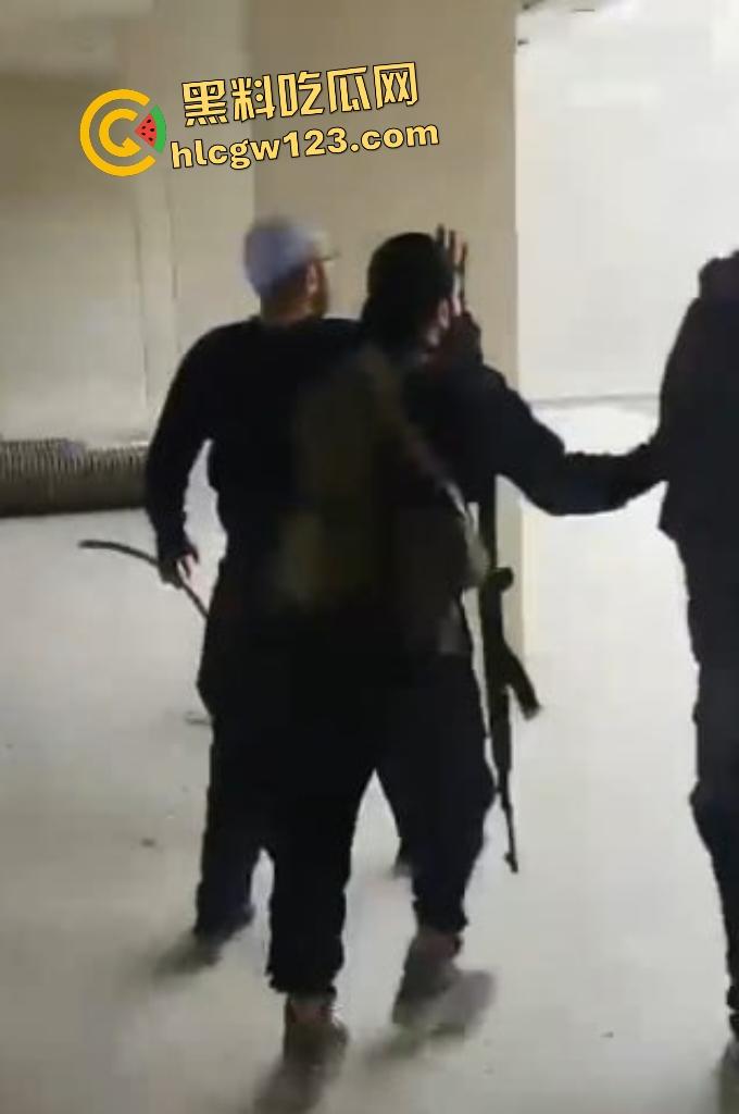 加沙暴徒踩以色列人质如蹦床!分尸虐杀血腥,扬言以色列人是孬种!-7