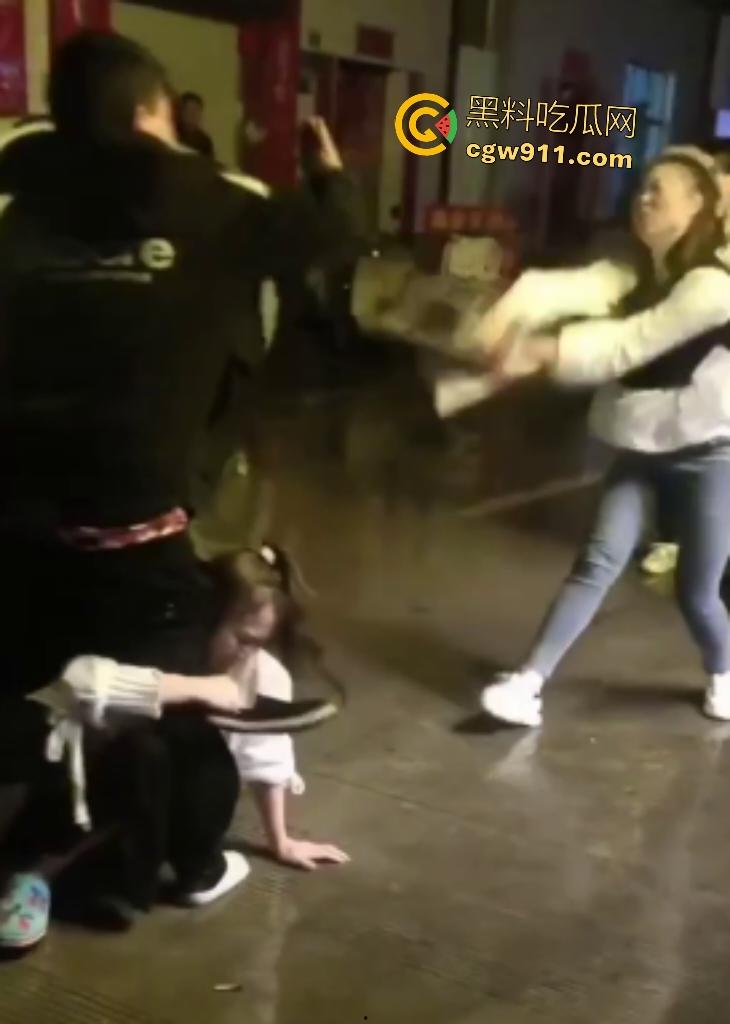 霸王嫖客惨遭技师姐妹花围殴!三四个辣妹抄扫把狂抽白嫖男,打得鼻青脸肿,欠钱不给还想摸奶?-4