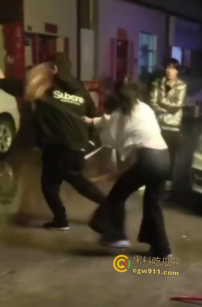 霸王嫖客惨遭技师姐妹花围殴!三四个辣妹抄扫把狂抽白嫖男,打得鼻青脸肿,欠钱不给还想摸奶?-5