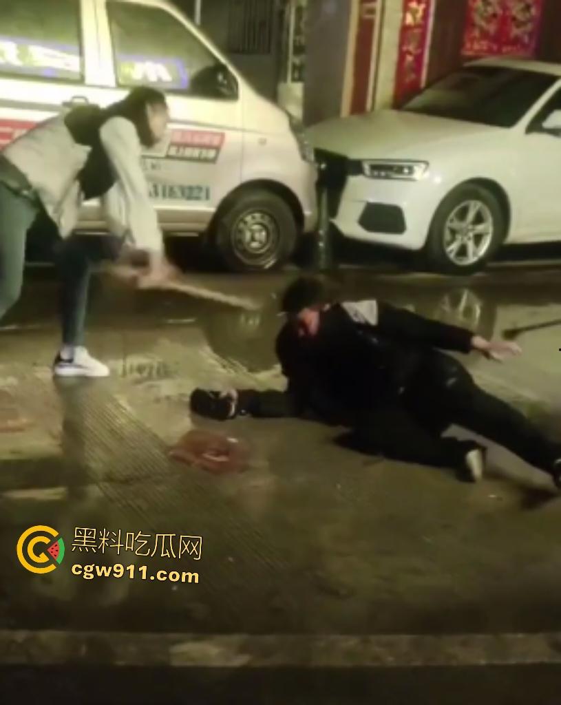 霸王嫖客惨遭技师姐妹花围殴!三四个辣妹抄扫把狂抽白嫖男,打得鼻青脸肿,欠钱不给还想摸奶?-6