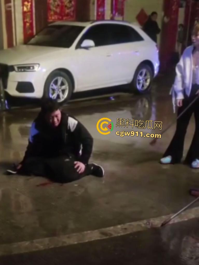 霸王嫖客惨遭技师姐妹花围殴!三四个辣妹抄扫把狂抽白嫖男,打得鼻青脸肿,欠钱不给还想摸奶?-7