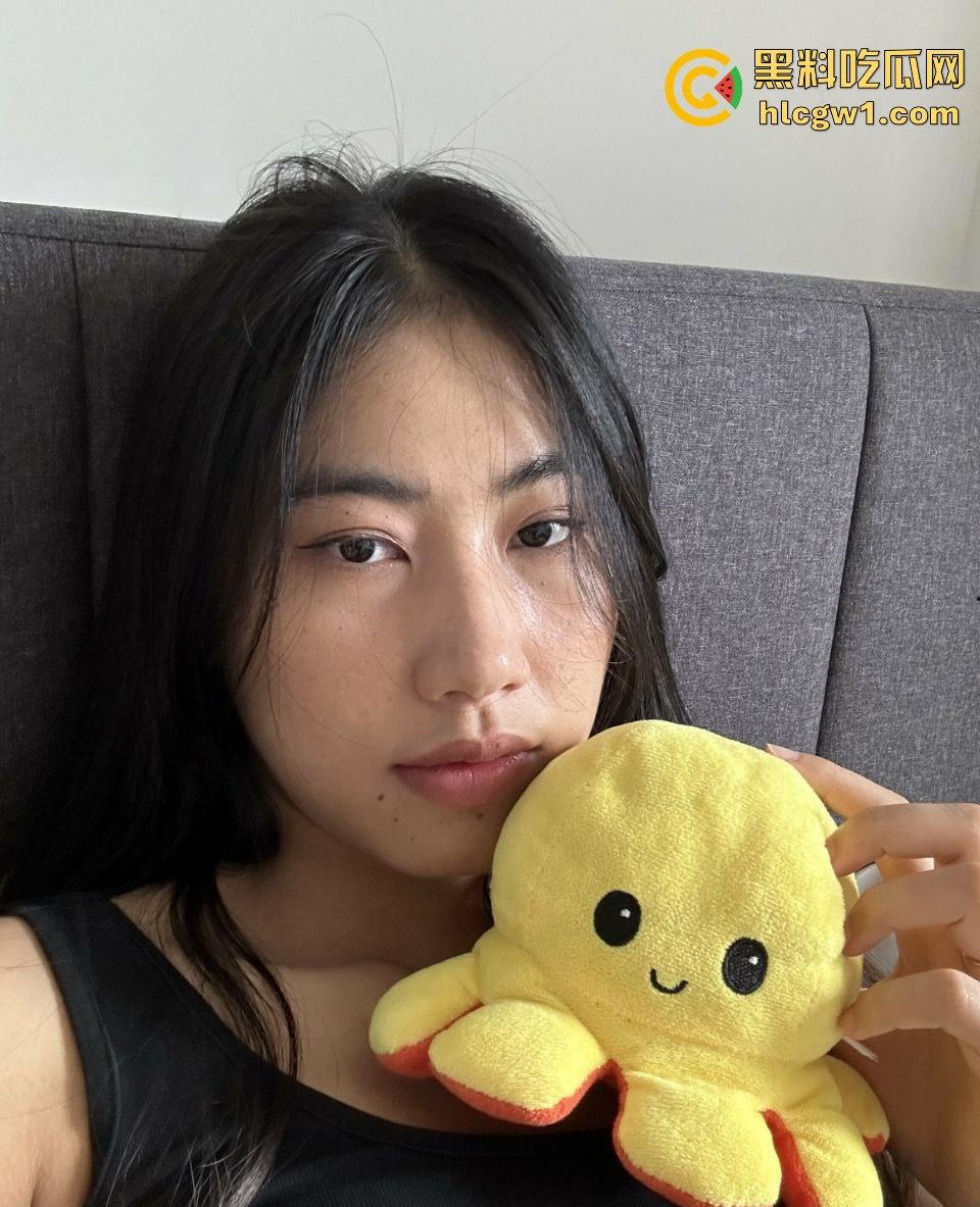 留学生【马可妍】的性爱日记曝光!吃洋屌吃成母狗,跪地讨好主人,彻底成了外国人的玩物!-1