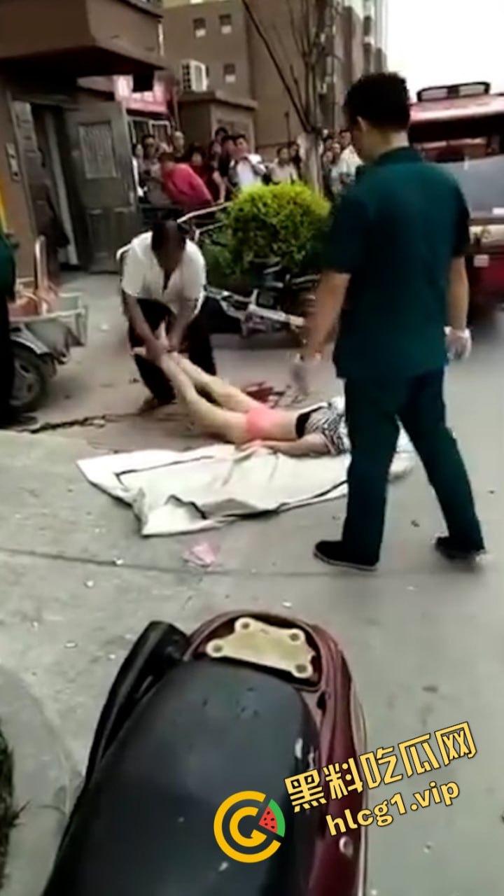 江苏无锡誉龙湖滨小区天台一对男女偷情约炮 男子后入式冲天炮 直接将爽翻天女子顶的坠楼死亡!-6