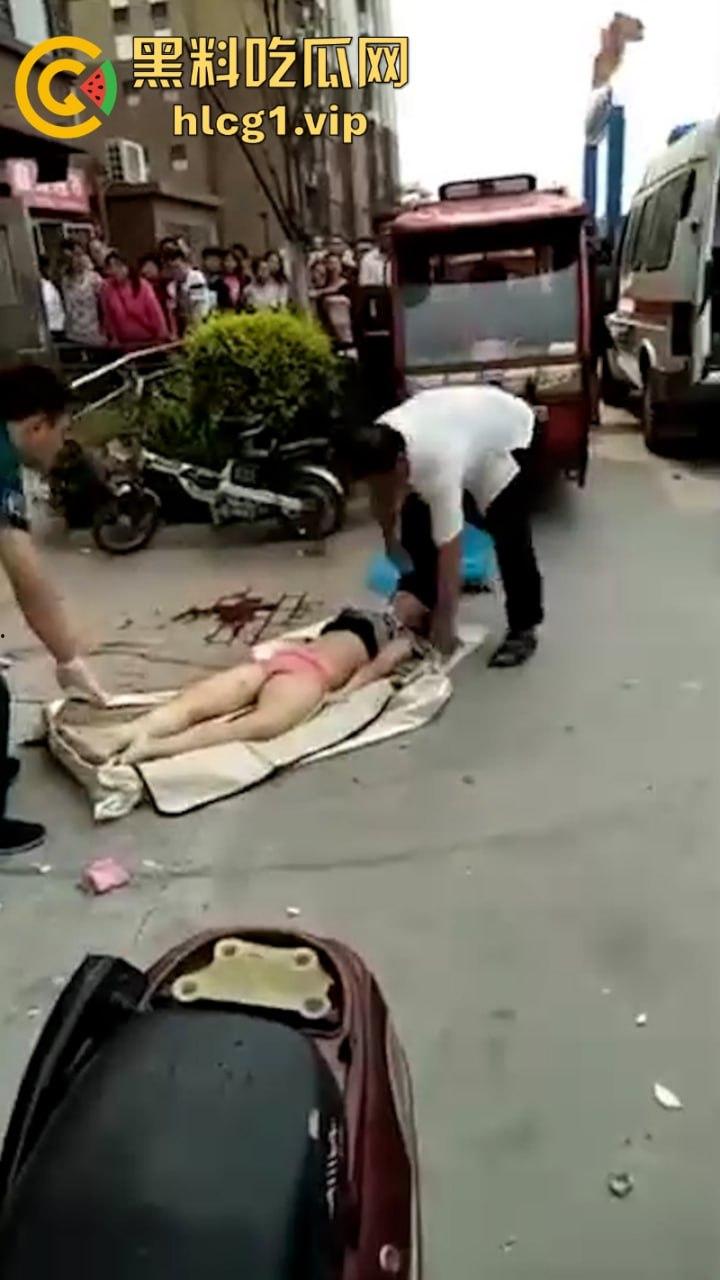 江苏无锡誉龙湖滨小区天台一对男女偷情约炮 男子后入式冲天炮 直接将爽翻天女子顶的坠楼死亡!-9