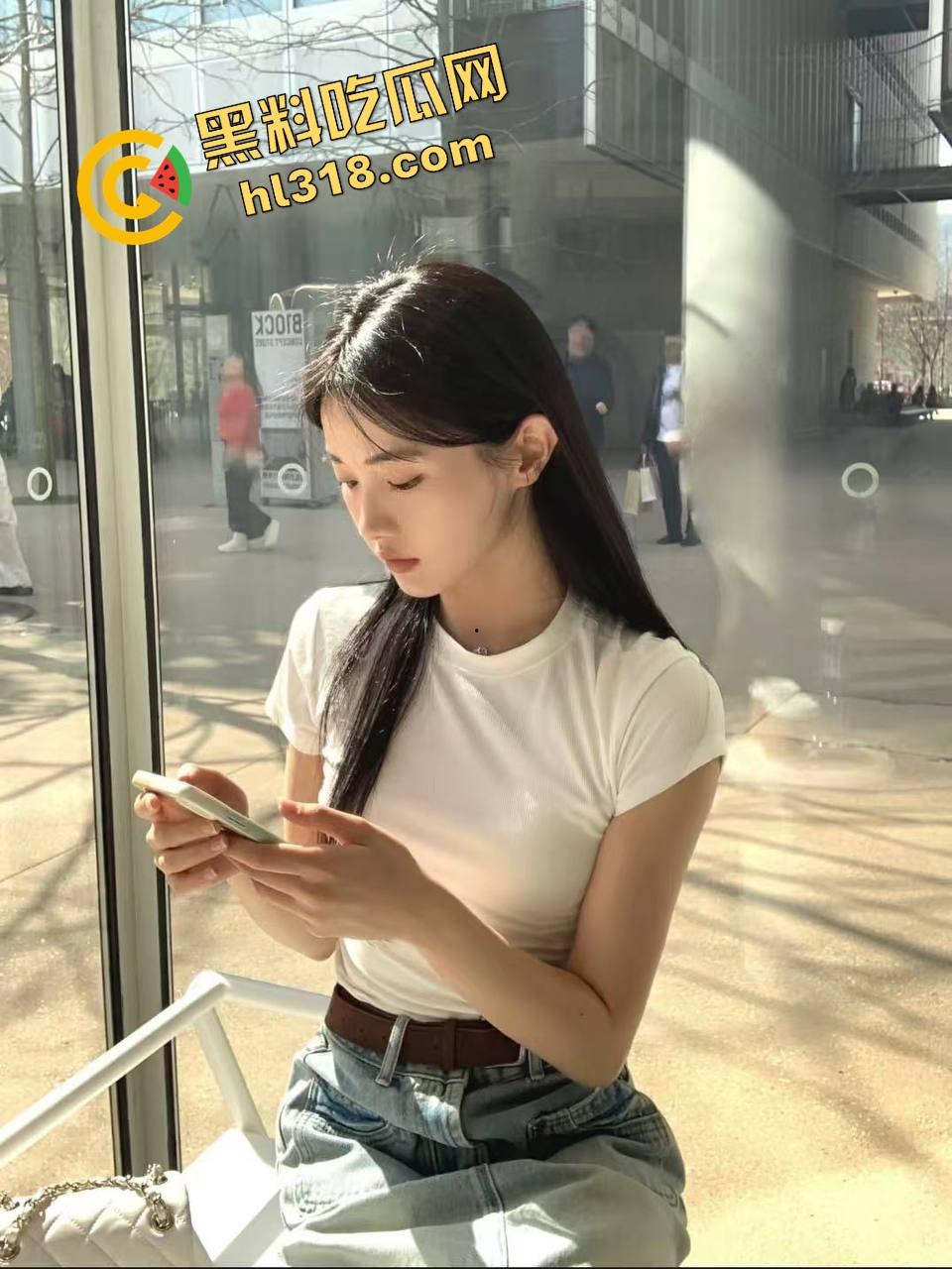 怪不得骚货都爱黑皮大鸡巴,巧克力从嘴到穴全都能用,反方向大黑棍插到翻白眼,这种花样谁不想试一试?-3