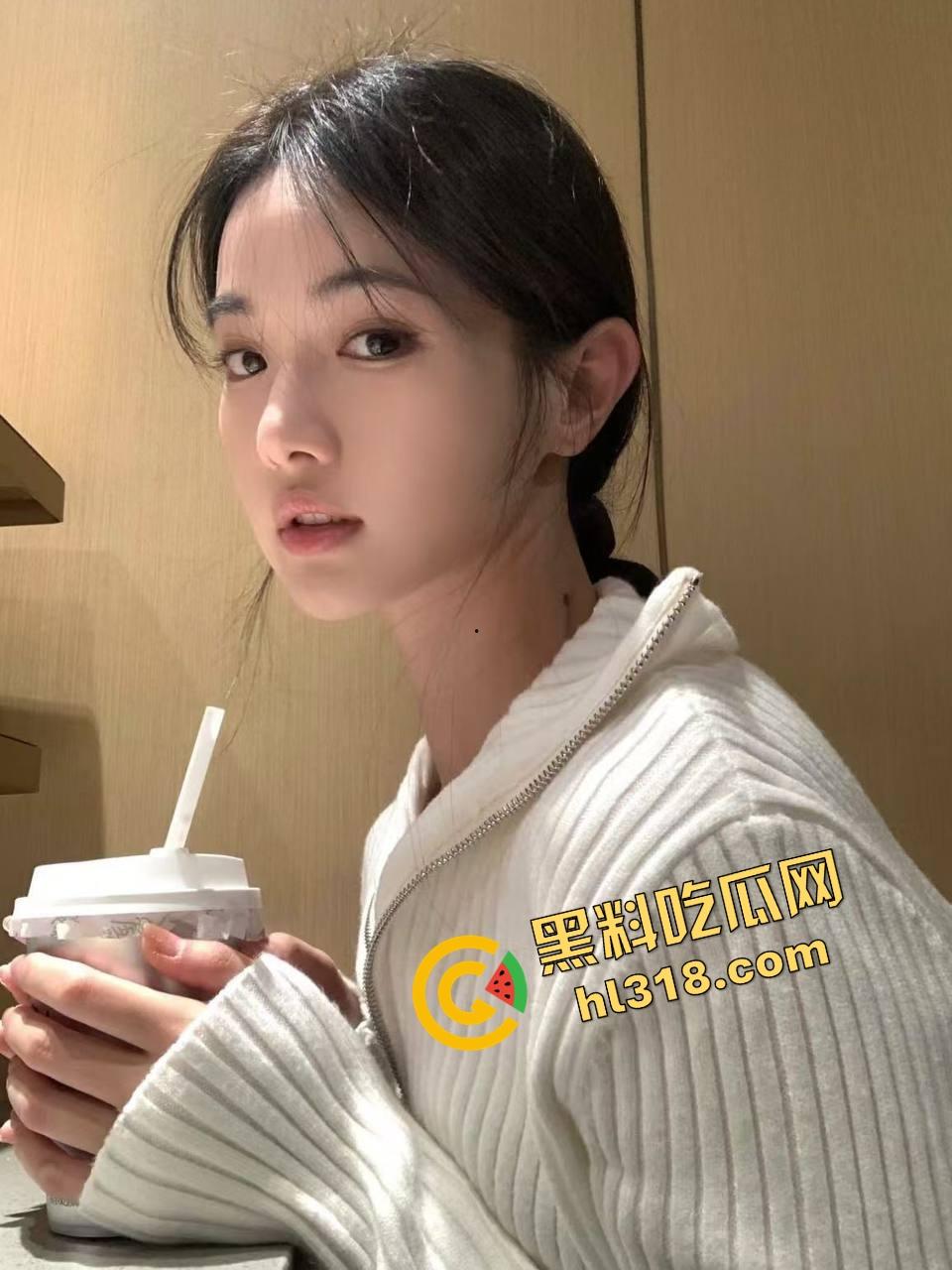 怪不得骚货都爱黑皮大鸡巴,巧克力从嘴到穴全都能用,反方向大黑棍插到翻白眼,这种花样谁不想试一试?-5