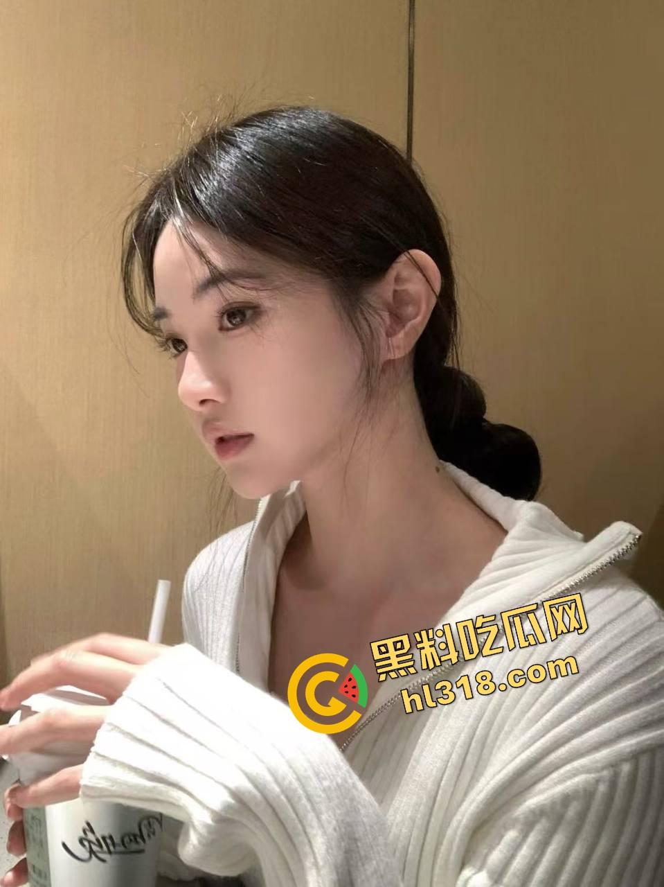 怪不得骚货都爱黑皮大鸡巴,巧克力从嘴到穴全都能用,反方向大黑棍插到翻白眼,这种花样谁不想试一试?-6