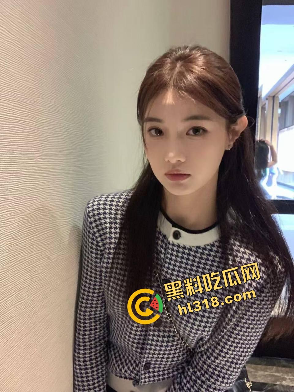 怪不得骚货都爱黑皮大鸡巴,巧克力从嘴到穴全都能用,反方向大黑棍插到翻白眼,这种花样谁不想试一试?-7