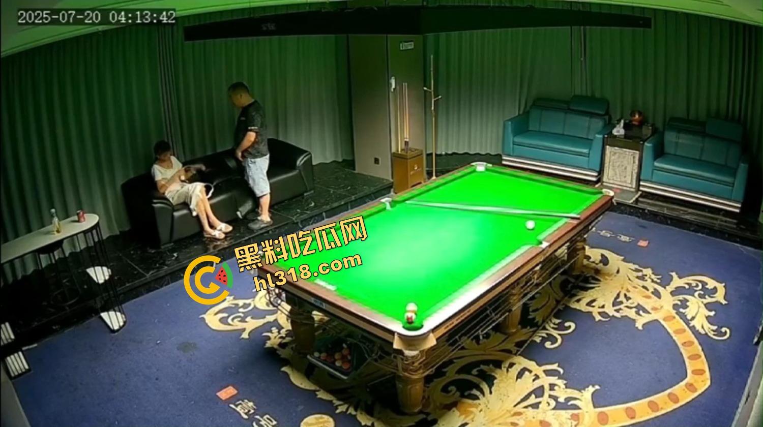 抖音热瓜江苏宿迁台球厅500元嫖到美女助教,包厢沙发扛着腿就是猛突,油腻大叔干到鸡巴发软!-5