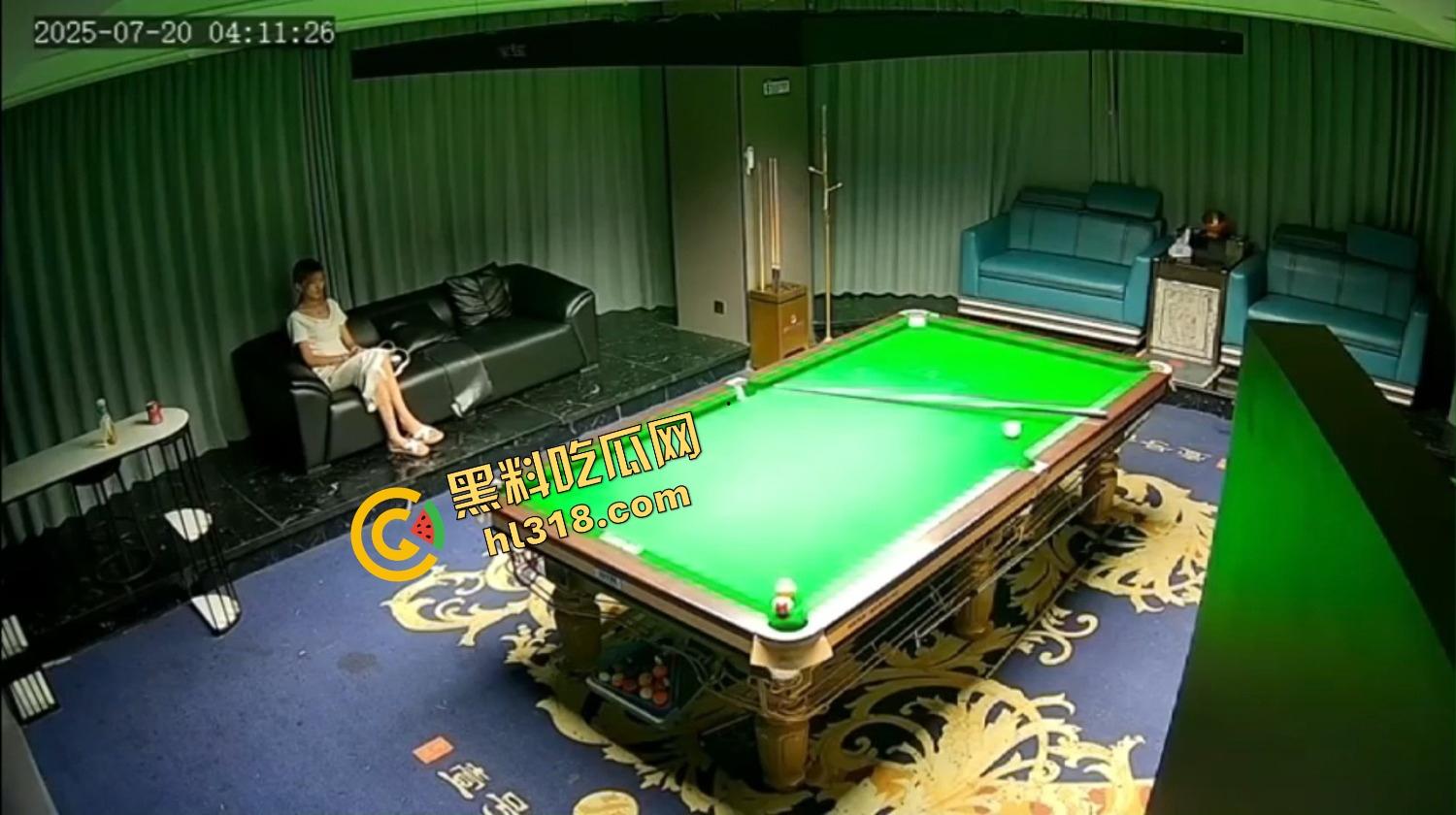 抖音热瓜江苏宿迁台球厅500元嫖到美女助教,包厢沙发扛着腿就是猛突,油腻大叔干到鸡巴发软!-6