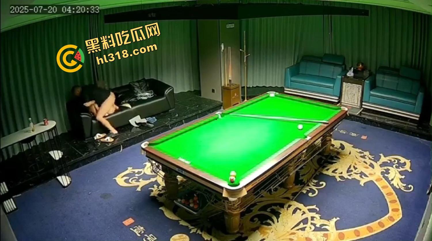 抖音热瓜江苏宿迁台球厅500元嫖到美女助教,包厢沙发扛着腿就是猛突,油腻大叔干到鸡巴发软!-8