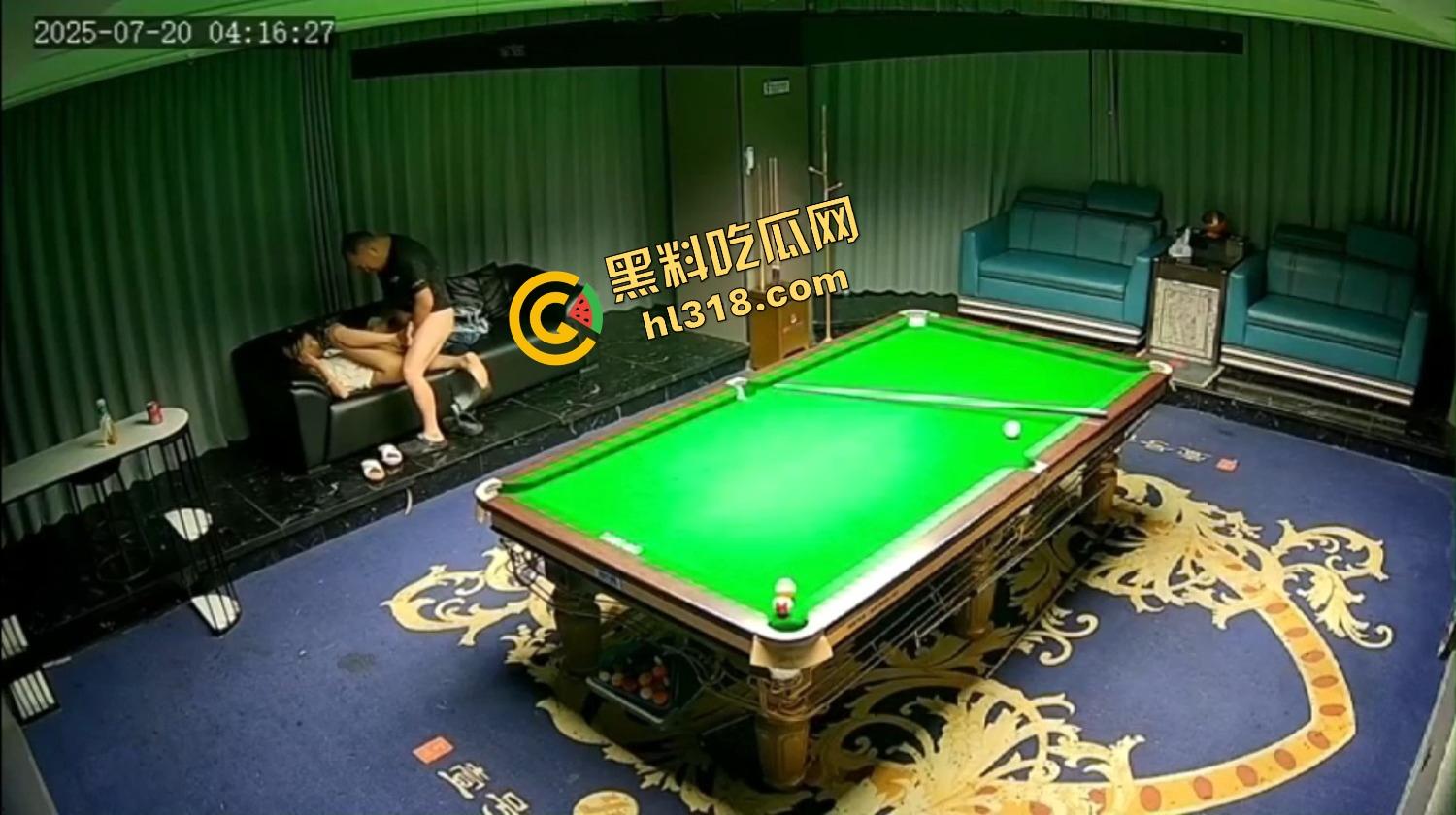 抖音热瓜江苏宿迁台球厅500元嫖到美女助教,包厢沙发扛着腿就是猛突,油腻大叔干到鸡巴发软!-9