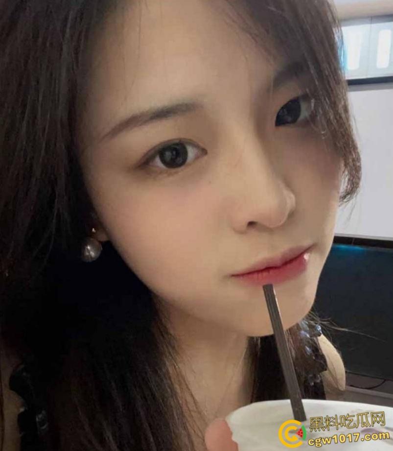 哈尔滨大学美女研究生,上课掀内衣露奶捏乳,扒开翘臀拍菊花小穴,被男友后入爆操,学历越高玩的越骚 !-3