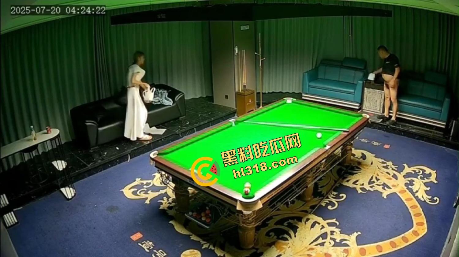 抖音热瓜江苏宿迁台球厅500元嫖到美女助教,包厢沙发扛着腿就是猛突,油腻大叔干到鸡巴发软!-10