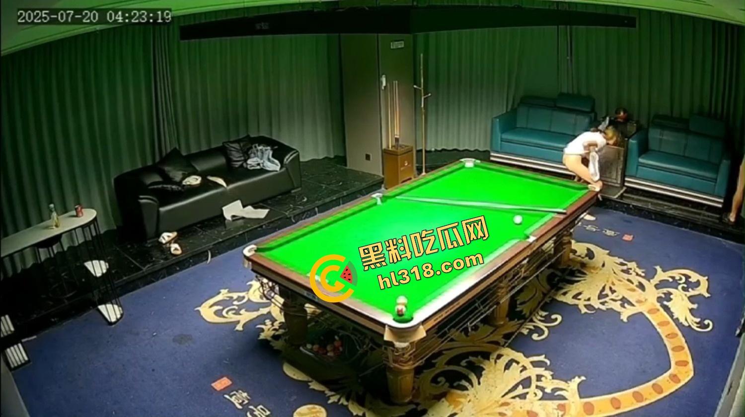 抖音热瓜江苏宿迁台球厅500元嫖到美女助教,包厢沙发扛着腿就是猛突,油腻大叔干到鸡巴发软!-11