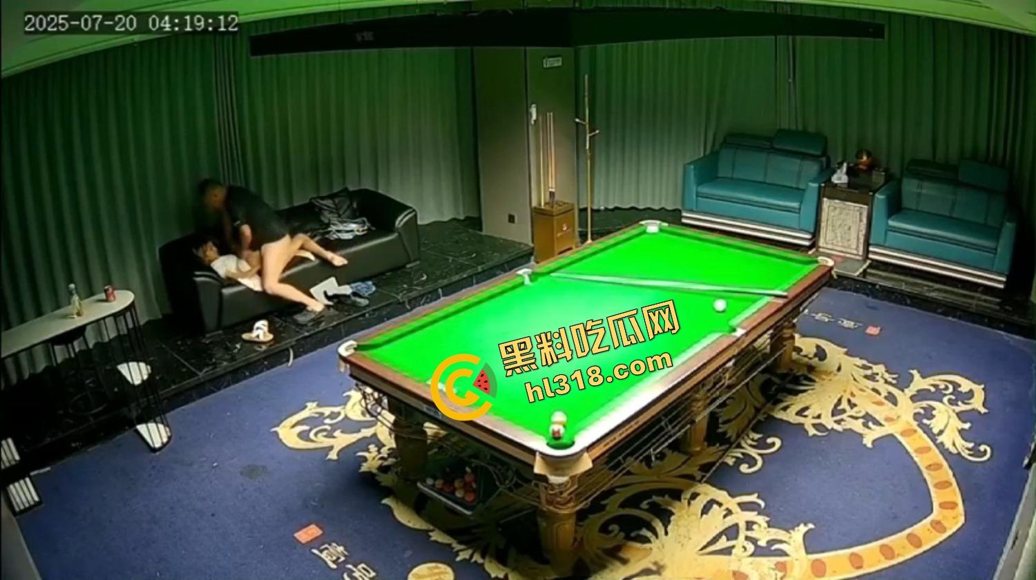 抖音热瓜江苏宿迁台球厅500元嫖到美女助教,包厢沙发扛着腿就是猛突,油腻大叔干到鸡巴发软!-12