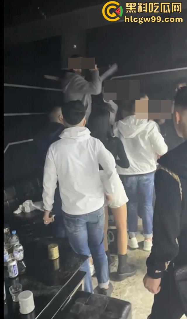 现实黑社会香港选坐馆前的争斗,【胜和】骨干被【新义安】众刀手驾车包抄,乱刀追砍搏杀至死-4