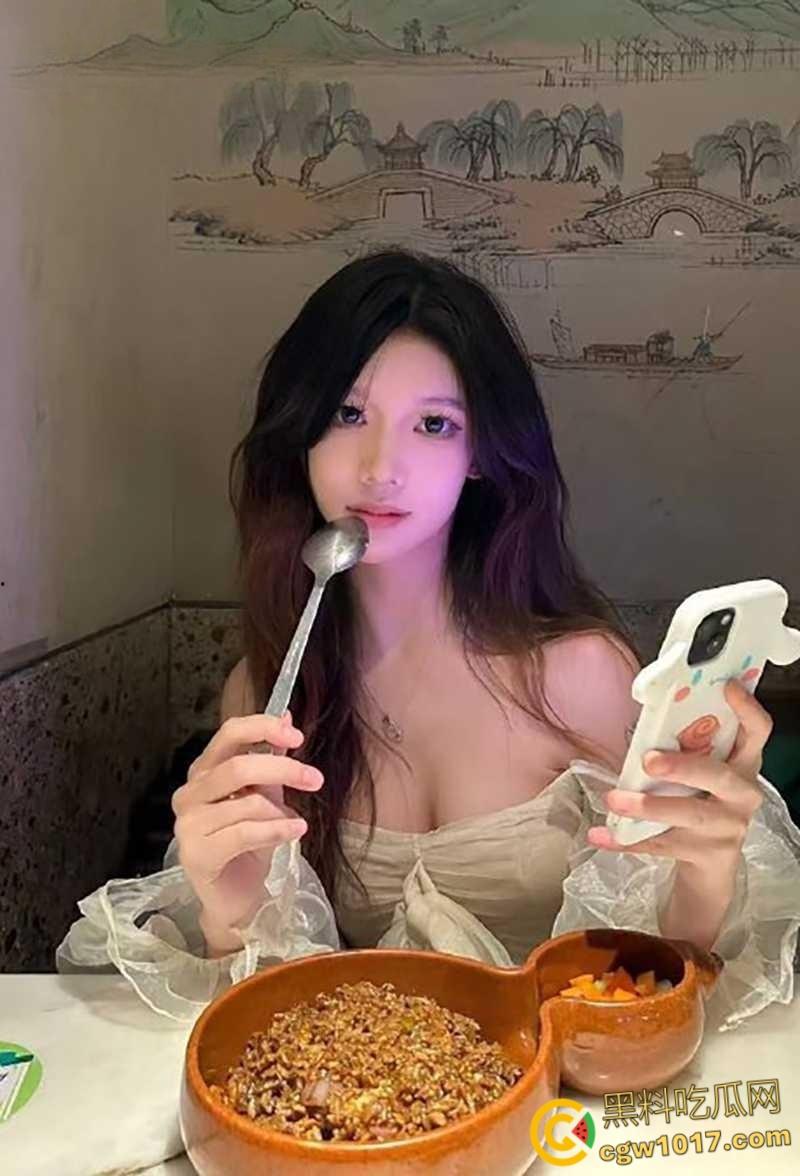 泡良大神【弥川】,约操江苏高颜女主播,翘臀尤物含住肉棒猛吸不放,穿蝴蝶开档淫裤,被无套狂猛打桩!-1