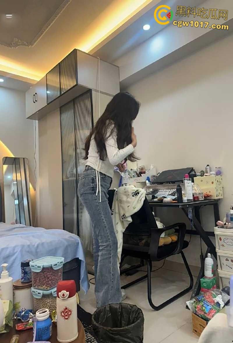 泡良大神【弥川】,约操江苏高颜女主播,翘臀尤物含住肉棒猛吸不放,穿蝴蝶开档淫裤,被无套狂猛打桩!-3