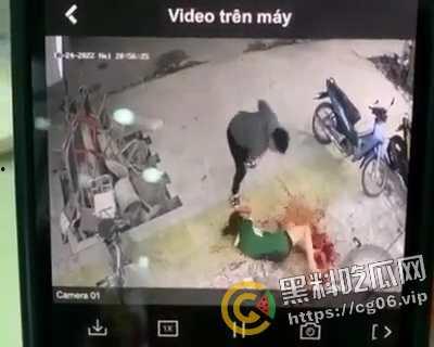 越南第一狠人!前男友怒砍现任狗男女 人狠刀快 血直接喷的满地都是 现场血腥画面曝光-1