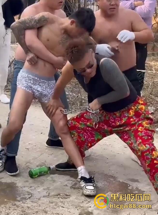 辽宁营口大石桥对棚艺人梦魇,吃瓜见证铁丝穿嘴竹筒之舞,诡异美感看着就疼!-1