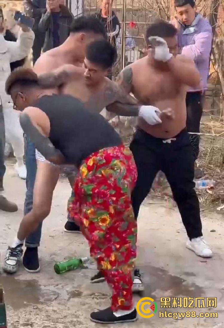 辽宁营口大石桥对棚艺人梦魇,吃瓜见证铁丝穿嘴竹筒之舞,诡异美感看着就疼!-9