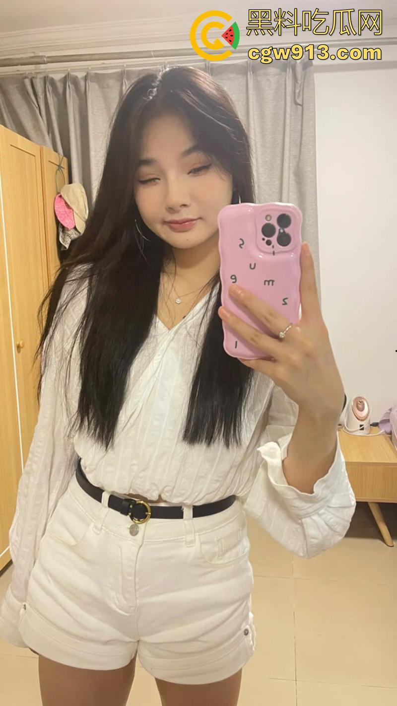 武汉某公司行政【陈雨佳】,擅长裸舞性瘾极强,曾和学生家长公厕约炮,公司年会塞跳蛋跳舞,渴望群p在线求操!-1