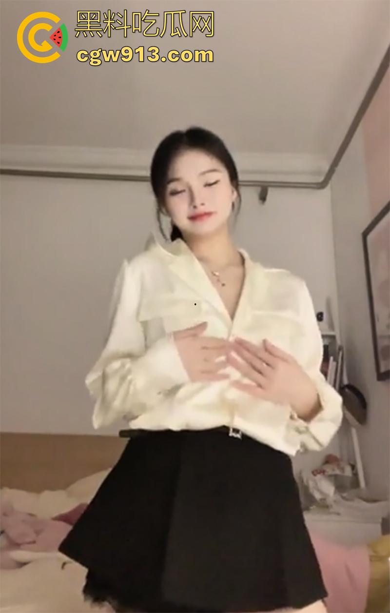 武汉某公司行政【陈雨佳】,擅长裸舞性瘾极强,曾和学生家长公厕约炮,公司年会塞跳蛋跳舞,渴望群p在线求操!-5