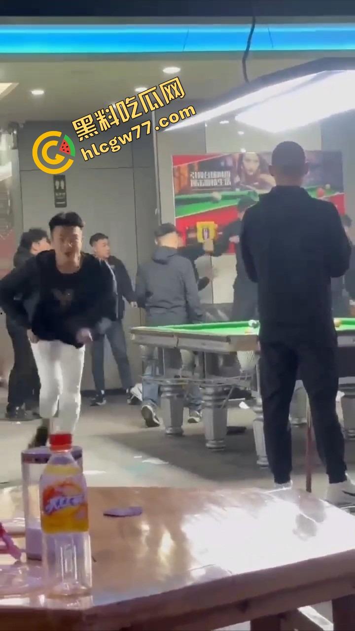 你别惹精神小伙,裤腰带一勒,砍山刀一抽,上来就给你一刀!你以为他是人?他是行走的社会炸弹!-3