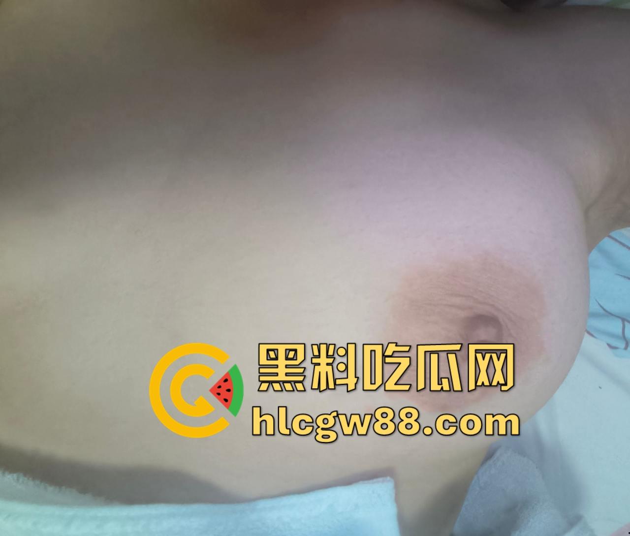 湖北职业技术学院大一嫩妹【赵晓然】网络聊骚被渣男骗裸照 露出美乳和嫩逼疯狂自慰!-10