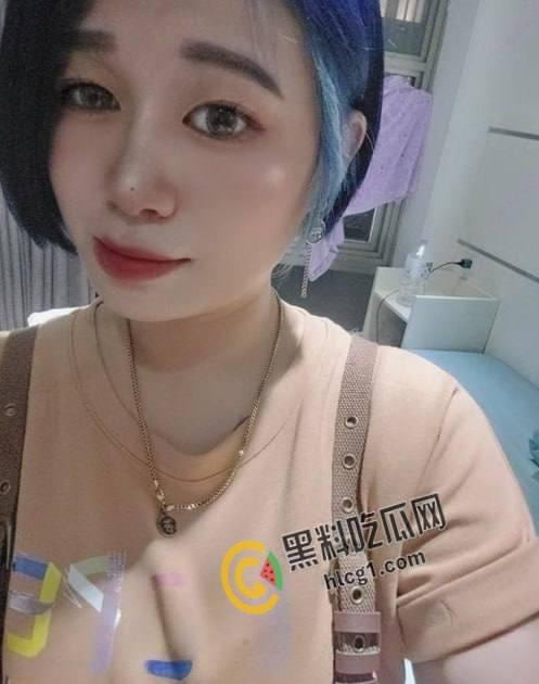 深圳某公司高管 家里老公是个废物无法满足性欲 发裸照和自慰视频在广大平台寻求炮友 看样子水就多-5