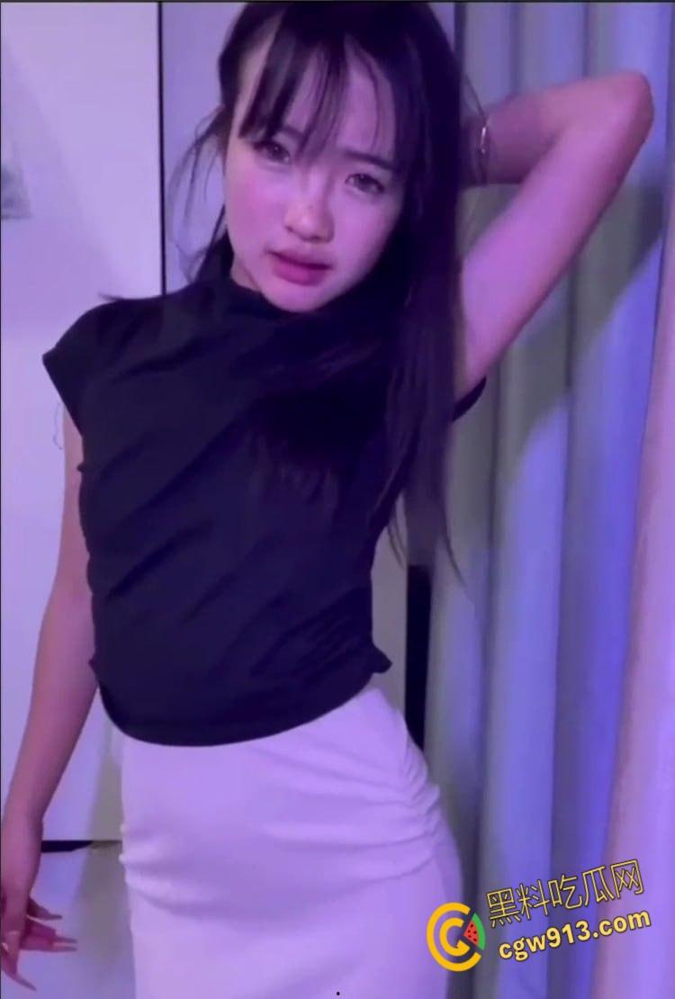 快手网红【牙不齐】,榜一大哥定制私拍,,透明假屌口交自慰,大力抽插粉嫩小穴,淫水四溢狂流!-2