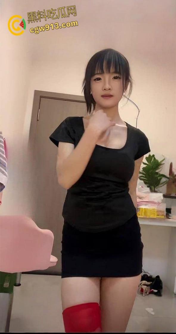 快手网红【牙不齐】,榜一大哥定制私拍,,透明假屌口交自慰,大力抽插粉嫩小穴,淫水四溢狂流!-5