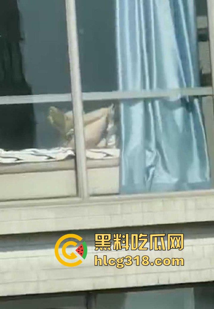 阳台晒太阳偶遇香艳场景，邻居美女赤裸露逼，好天气就应该多晒晒逼，晒完好操很多！-3