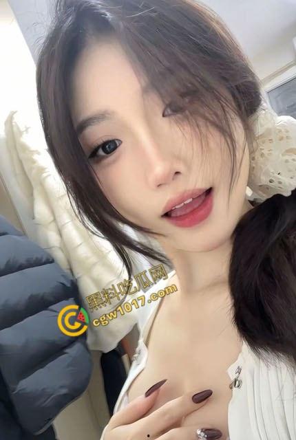 半夜闯入嫩艳小姨子房,不穿内裤赤裸诱惑,舌尖轻吻肉穴深处,脚踩鸡巴丝袜磨,饥渴肉体大胆索求!-1