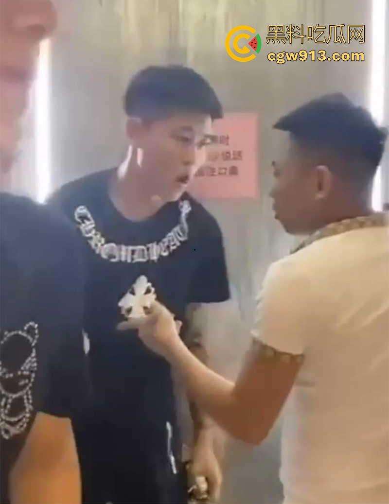 快手网红【大懿】线下被围殴视频曝光!宇将军麾下头号大将遭群殴下跪 ,大哥进去了,小弟都不好受啊!-2