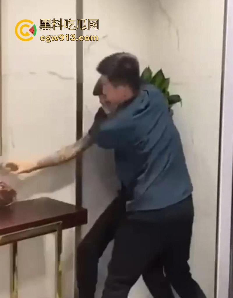 快手网红【大懿】线下被围殴视频曝光!宇将军麾下头号大将遭群殴下跪 ,大哥进去了,小弟都不好受啊!-3