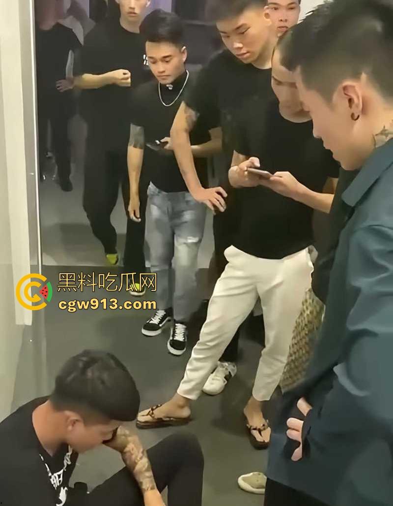 快手网红【大懿】线下被围殴视频曝光!宇将军麾下头号大将遭群殴下跪 ,大哥进去了,小弟都不好受啊!-5