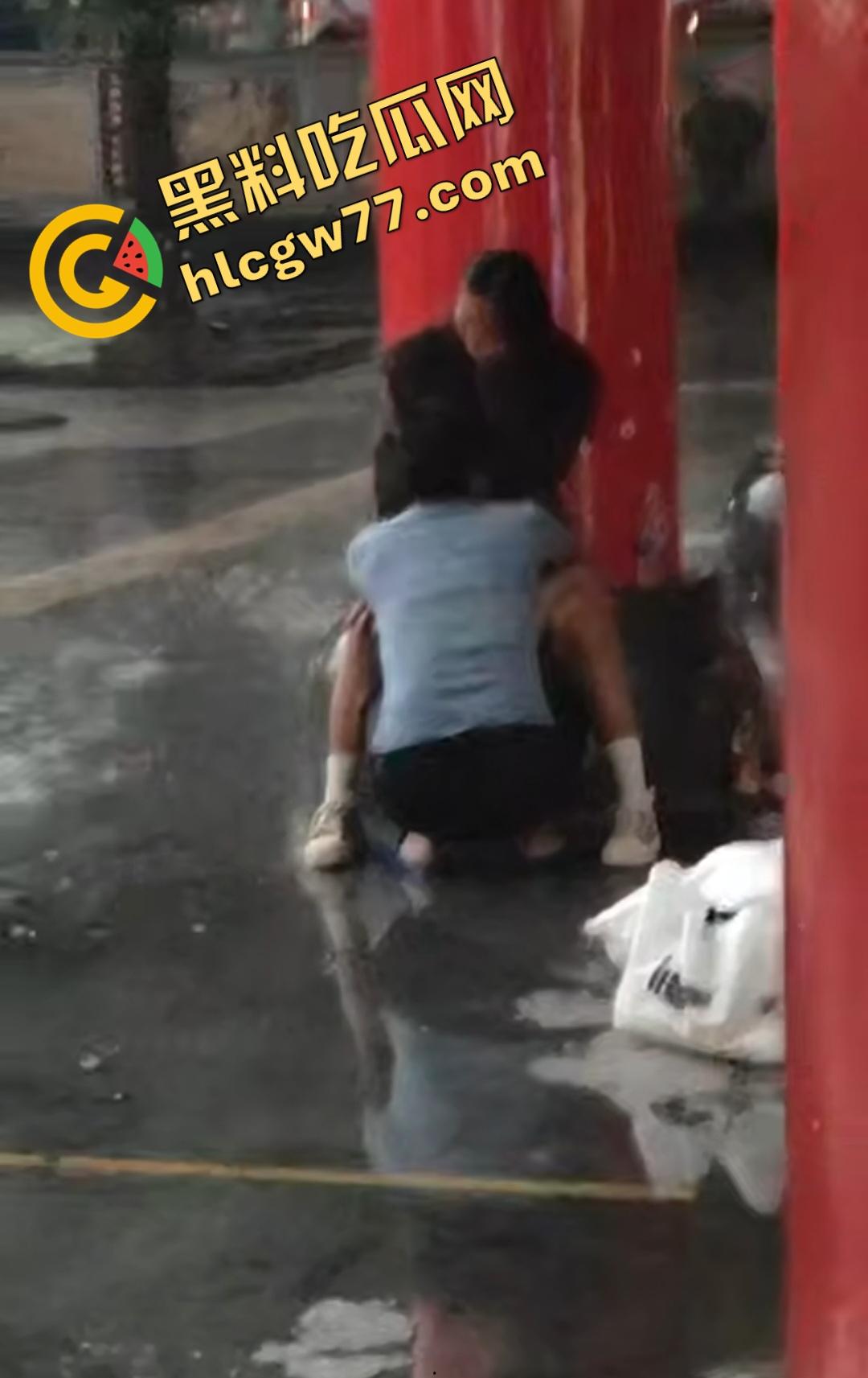 海南五指山三月三广场男女当众淫乱!男子掀裙狂舔嫩穴,一旁大爷得不到就报警抓色!-3