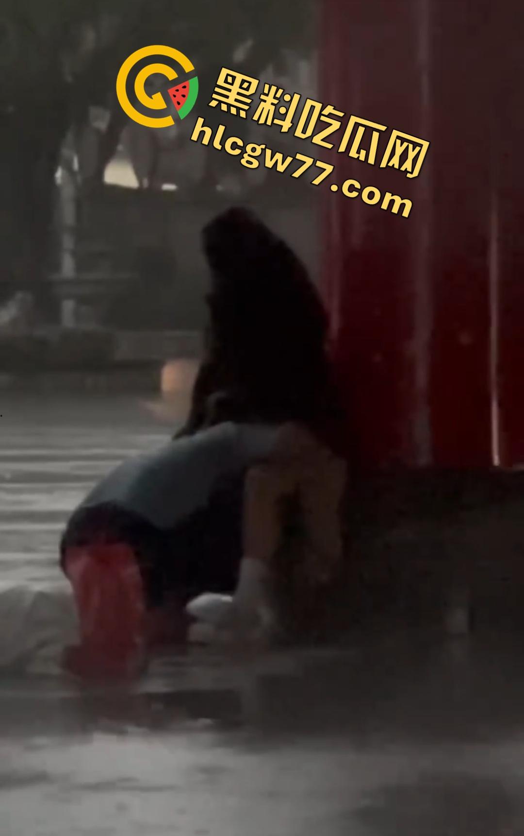 海南五指山三月三广场男女当众淫乱!男子掀裙狂舔嫩穴,一旁大爷得不到就报警抓色!-4