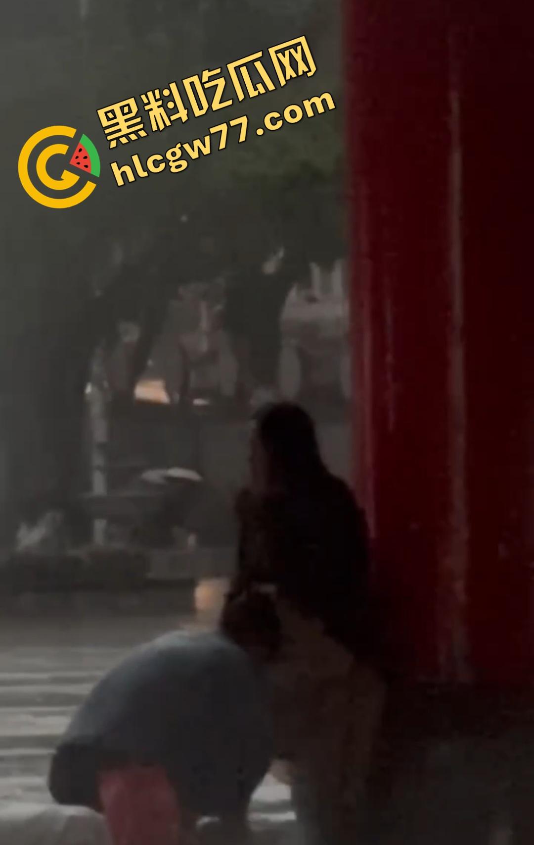 海南五指山三月三广场男女当众淫乱!男子掀裙狂舔嫩穴,一旁大爷得不到就报警抓色!-6