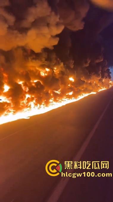 河北沧州高速上演油罐车相撞惊魂一刻,瞬间起火烟雾漫天,蔓延百米火龙天都被烧红了-2