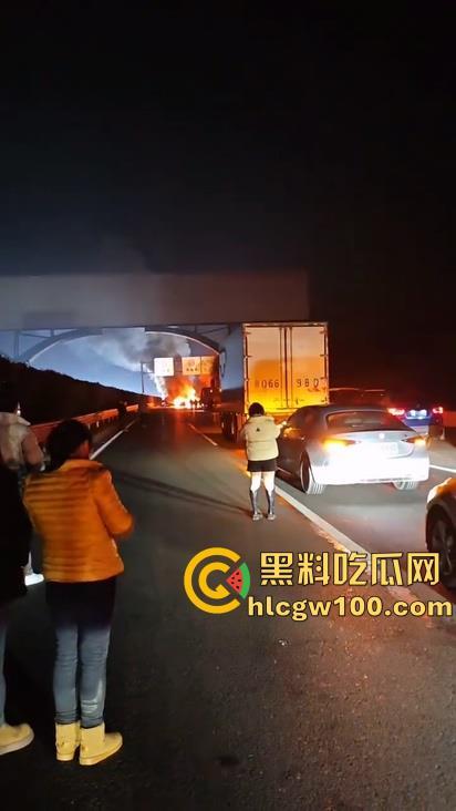 河北沧州高速上演油罐车相撞惊魂一刻,瞬间起火烟雾漫天,蔓延百米火龙天都被烧红了-3