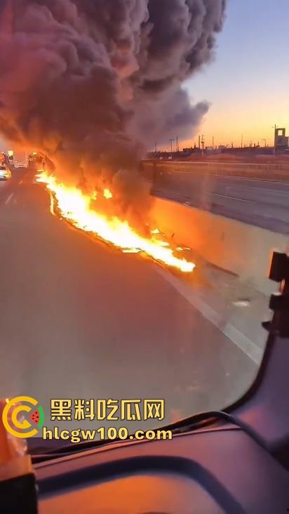 河北沧州高速上演油罐车相撞惊魂一刻,瞬间起火烟雾漫天,蔓延百米火龙天都被烧红了-4
