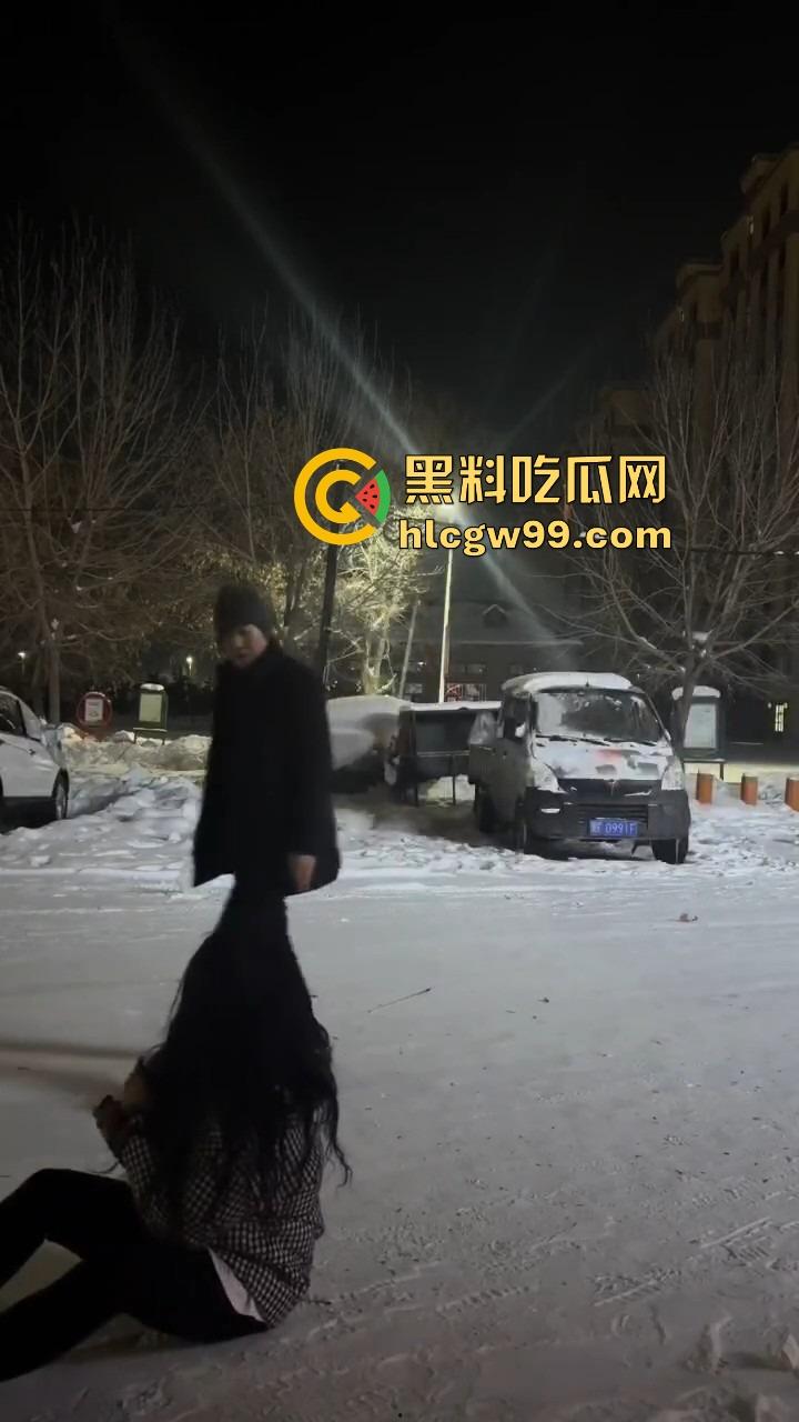 黑龙江伊春两妹子玩穿天猴玩出嘴喷烟火，质量太好不飞反炸，硬吃整波伤害，嘴吐青烟成人形烟花！-4