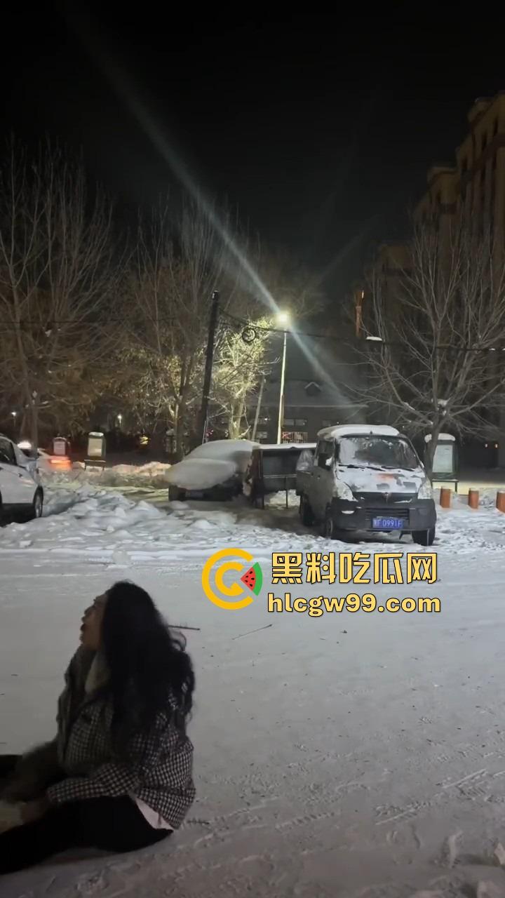 黑龙江伊春两妹子玩穿天猴玩出嘴喷烟火，质量太好不飞反炸，硬吃整波伤害，嘴吐青烟成人形烟花！-5