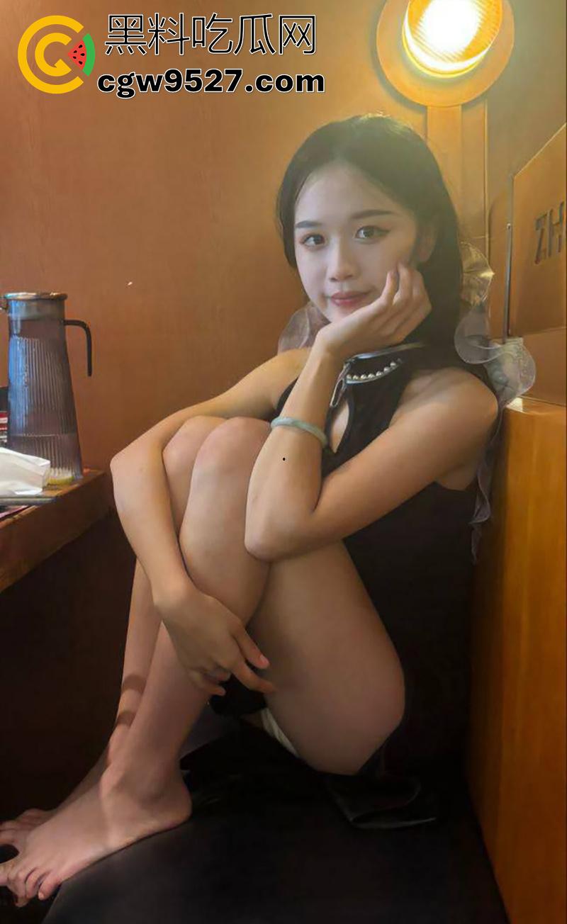 酒吧撩骚极品少妇,学生感超强的性感人妻,毕业后和男友结婚,却背着老公到处偷情,性爱自拍流出!-1