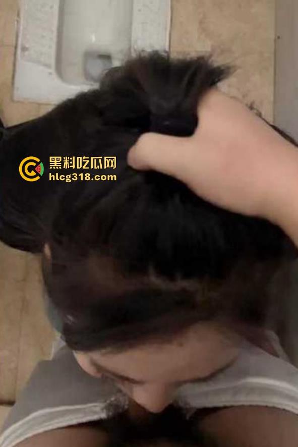 约炮极品美容院老板娘，巨乳翘臀性感人妻，拉到厕所就是一顿爆操强制吞精，这身材很难不爱！-6