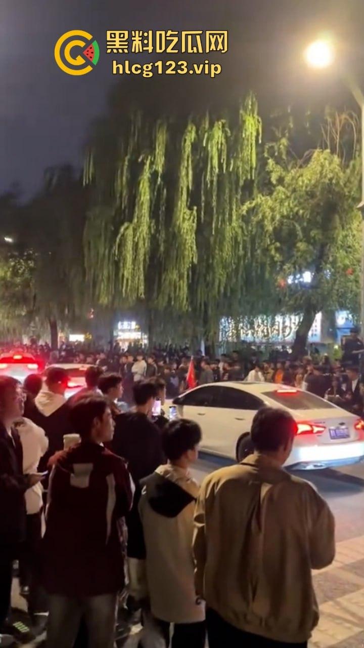 欠收拾!鬼火少年济南闹市区炸街 飙车放火 大街蹦迪 人还是不能吃得太饱!-9