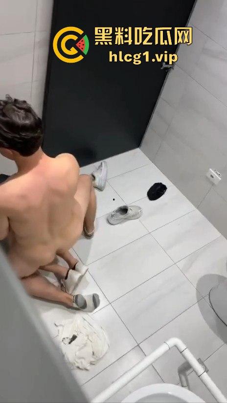 酒吧男带学生妹进残障厕所激情上演!被拔墙全程偷拍,小伙干得凶猛,舔完润滑才开始!-7